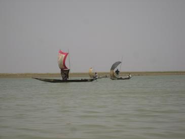 Veel bijzondere zelfbouw- bootjes op de Niger